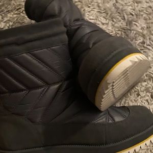 Uggs boots size 8 gray